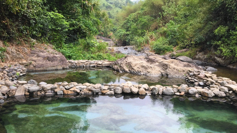 Suối nước nóng Bản Lướt