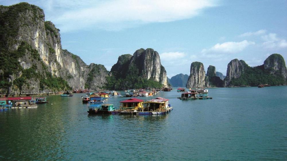 Làng chài Cửa Vạn