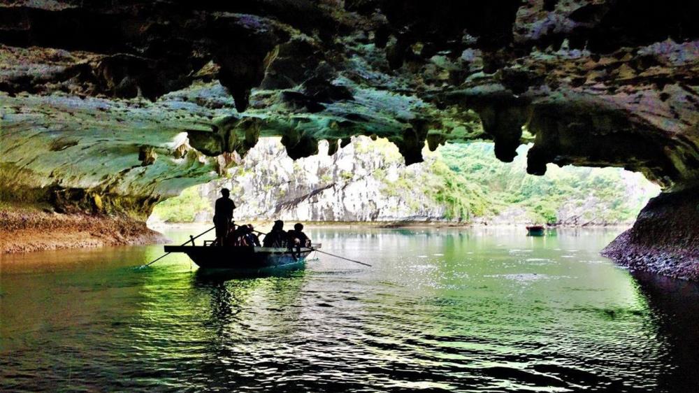 Hang Sáng Tối