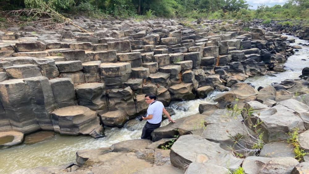 Suối đá cổ Làng Vân Gia Lai