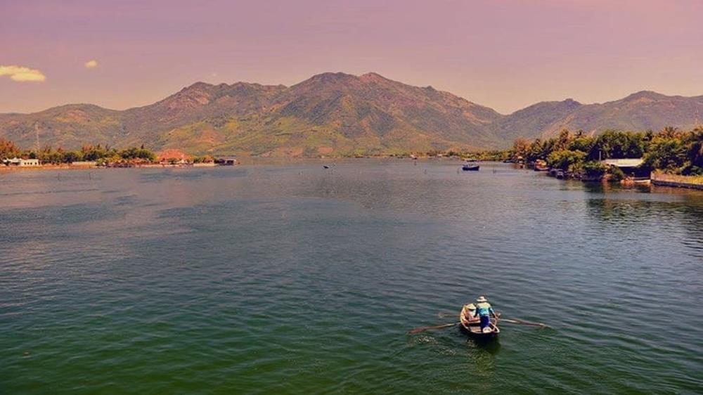 Đầm Thuỷ Triều Khánh Hoà