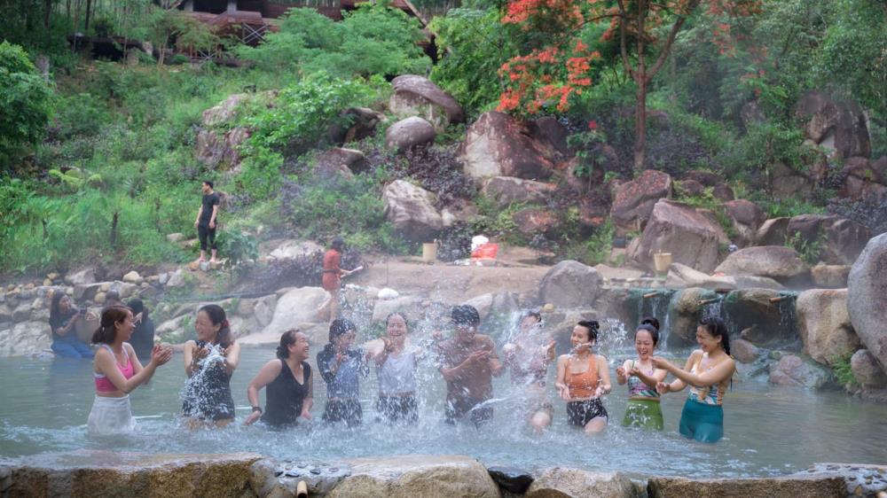Suối nước nóng Daana