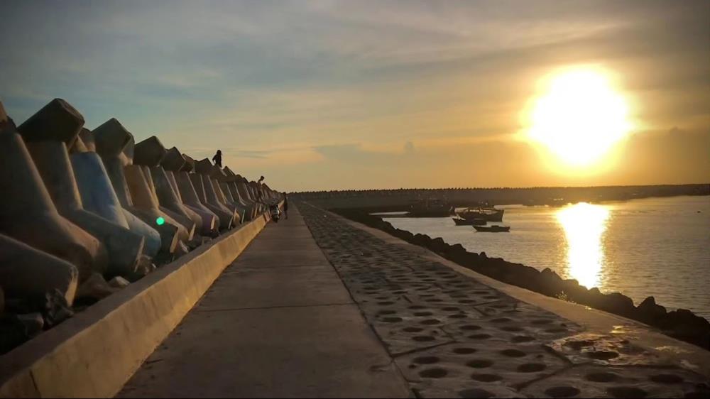 Bờ kè Lăng Cô Phú Quý