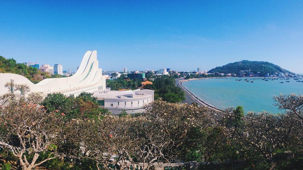 Con đường hoa sứ Vũng Tàu