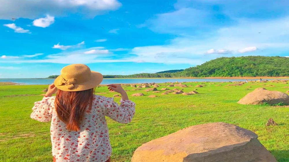 Bãi Đá Trứng Hồ Dầu Tiếng Bình Dương