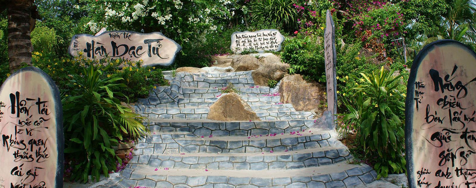 Mộ thi sĩ Hàn Mạc Tử Quy Nhơn