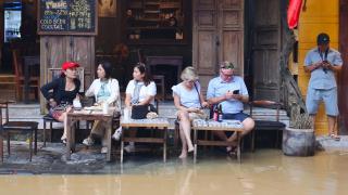 Chiêu độc lạ thu hút du khách khi nước lụt về