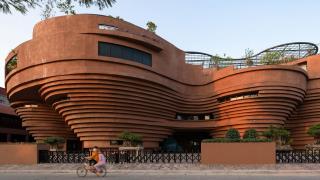 Làng gốm Bát Tràng có gì hấp dẫn? Điểm đến văn hóa lâu đời gần Hà Nội