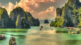 Du lịch Hạ Long tháng 6: Cao điểm mùa hè, biển xanh rực rỡ và kỳ nghỉ sôi động
